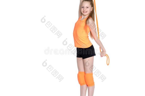 一女孩体操家执行练习和一暂时把货物<strong>腾空</strong>粗绳.