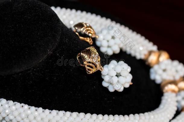白色的和金色的项链和耳环关于小珠子13