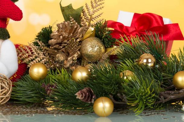 松树树枝美化金色的圣诞节杂乱,纪念品状态列