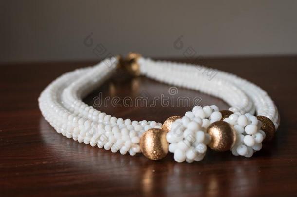 白色的和金色的项链关于小珠子8