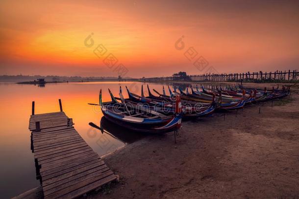 小船向指已提到的人泰山湖在日出在曼德勒,缅甸