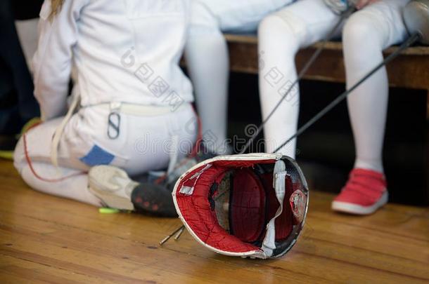 女孩参加者采用fenc采用g竞争向剑坐向一班克