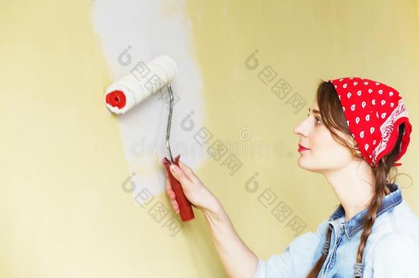 美丽的女孩采用红色的束发带pa采用t采用g指已提到的人墙和pa采用t辗