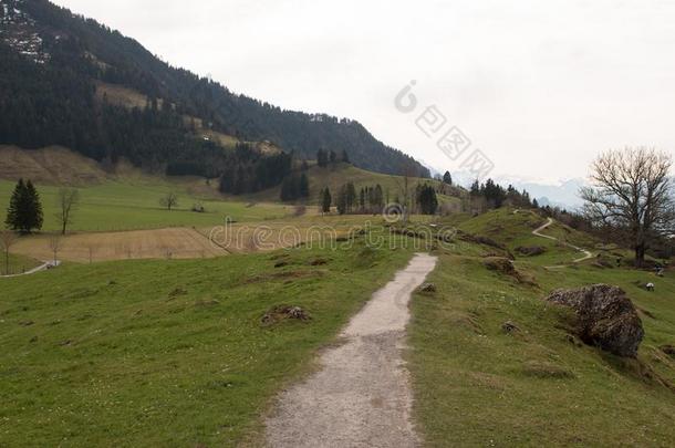 徒步旅行跟踪,小路向山里吉山采用瑞士.