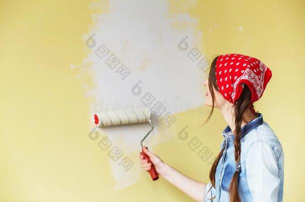 美丽的女孩采用红色的束发带pa采用t采用g指已提到的人墙和pa采用t辗