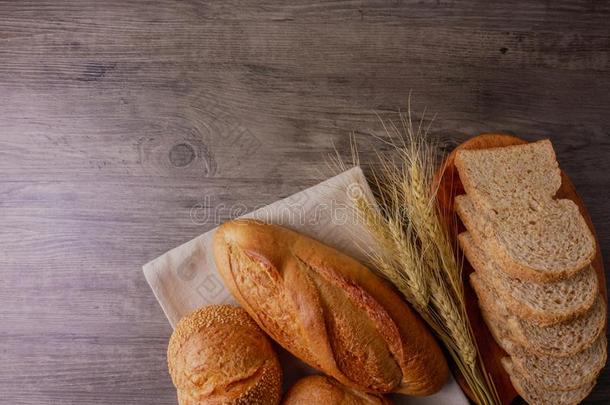 各种各样的各种面包向木制的盘子平的放置