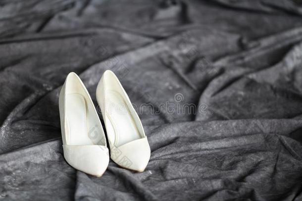 <strong>简洁</strong>的白色的婚礼鞋子