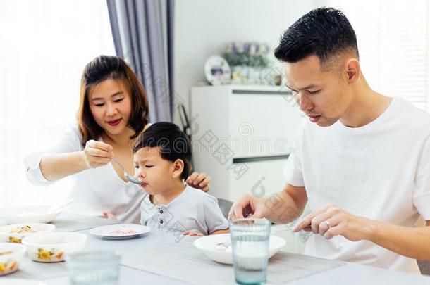 亚洲人双亲给食他们的小孩和指已提到的人全部的家庭所有我