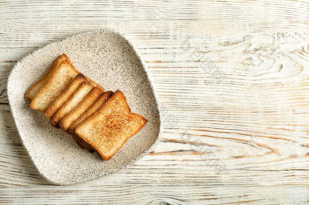 盘子和向祝酒面包向木制的背景