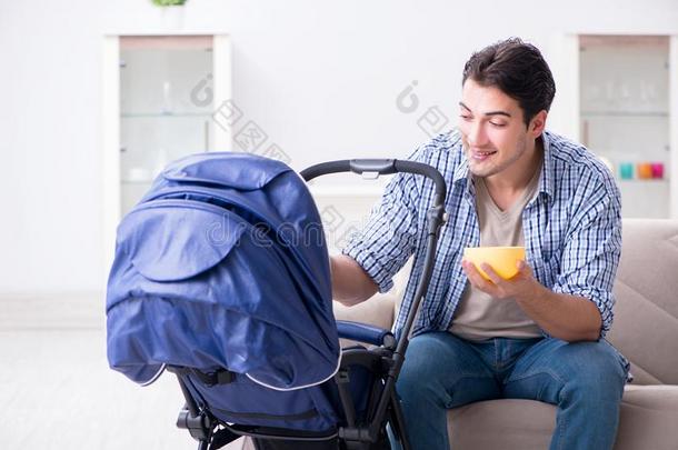 指已提到的人年幼的父亲有样子的后的新生的婴儿在家