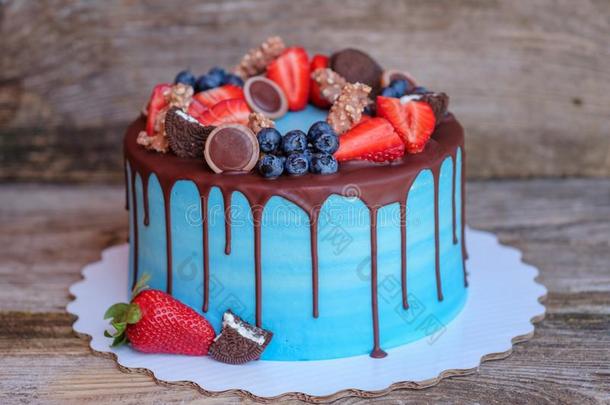 美丽的自家制的蛋糕和蓝色乳霜和<strong>巧克力</strong>装玻璃