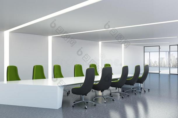 白色的会议房间,绿色的办公室椅子关在上面