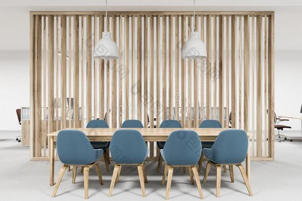 木制的会议房间,蓝色椅子