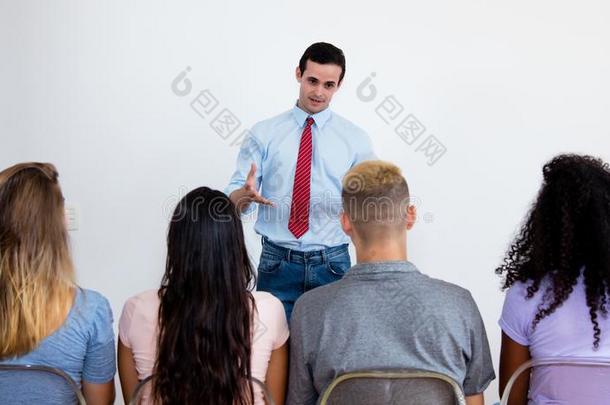 教师说话向学生在教室