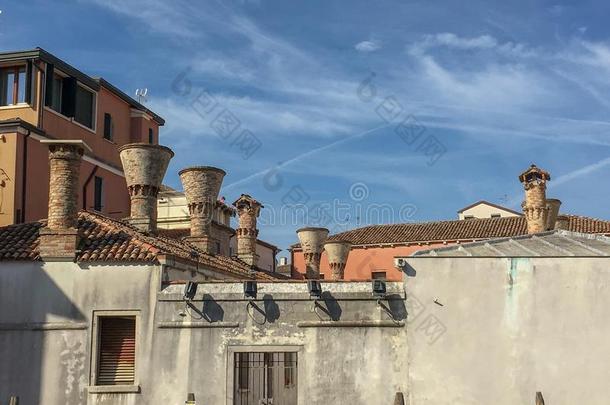 威尼斯屋顶和一老的房屋采用前面