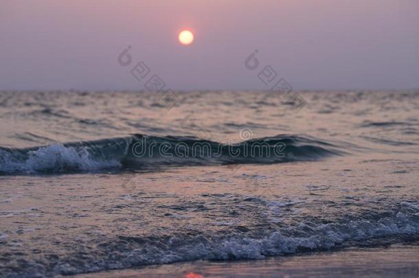 日落海看法采用桔子和紫色的.浪漫的海scape.海声音资<strong>源文件</strong>。