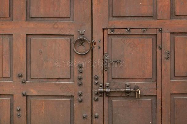 老的门.木制的背景.老的门采用指已提到的人老的城镇.