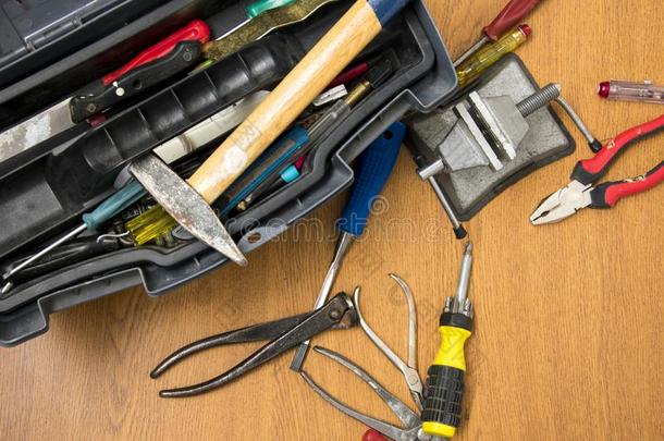敞开的工具箱,小的手提的恶习螺丝刀工具为修理