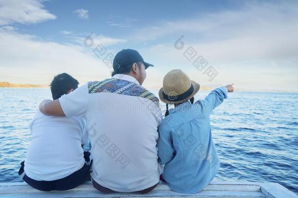 父亲和孩子们享有海景画向指已提到的人船