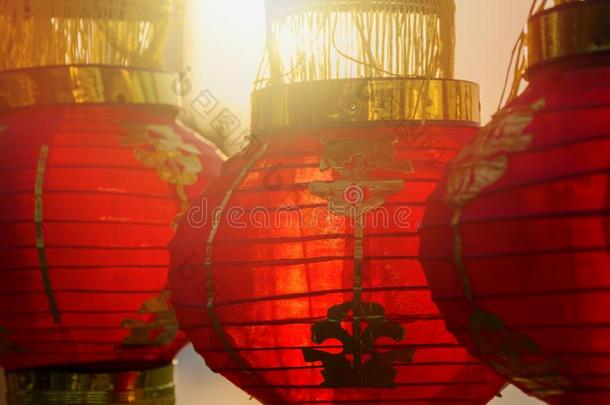 阳光发光通过指已提到的人红色的中国人灯笼.