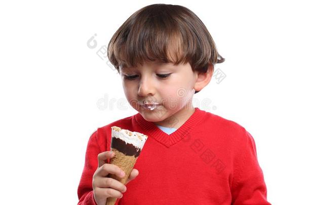 男孩小孩小孩吃舔冰乳霜夏隔离的向白色的