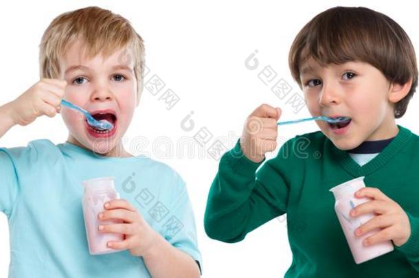 孩子们<strong>吃</strong>酸奶<strong>小孩小孩</strong>健康的隔离的向白色的