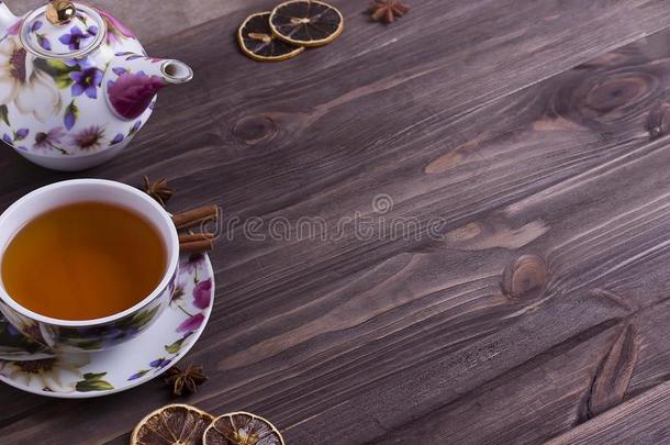 <strong>茶</strong>壶<strong>茶水杯</strong>子向棕色的木制的表.