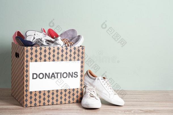捐赠盒和鞋子向木制的表