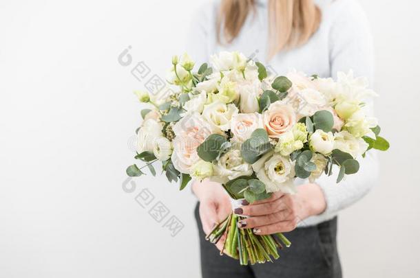 婚礼花束关于美丽的花采用女人`英文字母表的第19个字母hand英文字母表的第19个字母.Flori英文字母表的第19个字母try