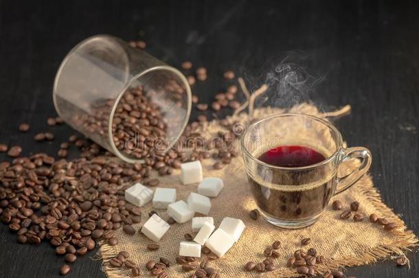 热的咖啡豆和食糖立方形和烤咖啡豆豆向木材tablet药片
