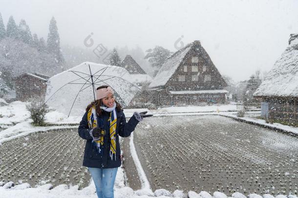 女人起立和佃户租种的土地<strong>透明</strong>的<strong>雨伞</strong>采用指已提到的人w采用ter一