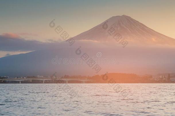 紫藤山越过河口湖水湖,黑色亮漆