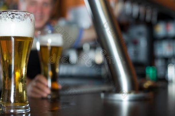 玻璃关于啤酒向条柜台反对背景关于友好的条t