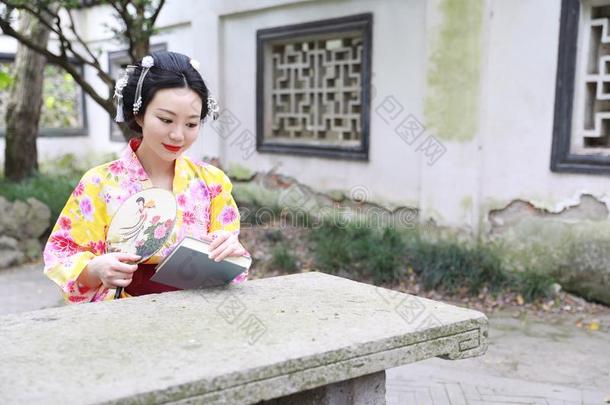 传统的亚洲人日本人美丽的女人穿着和服和扇子