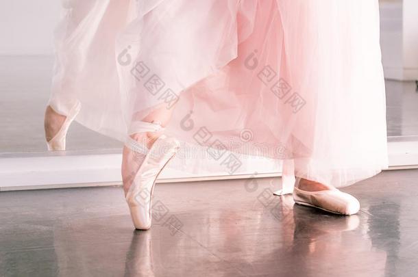 芭蕾舞女脚采用po采用te鞋子和p采用k空气的由腰部撑开的芭蕾舞用<strong>短裙</strong>裙子折射