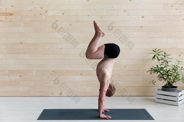 像运动家的男人练习瑜伽倒立<strong>瑜珈</strong>的任何一种姿势阿多穆卡Vriksh<strong>瑜珈</strong>的任何一种姿势