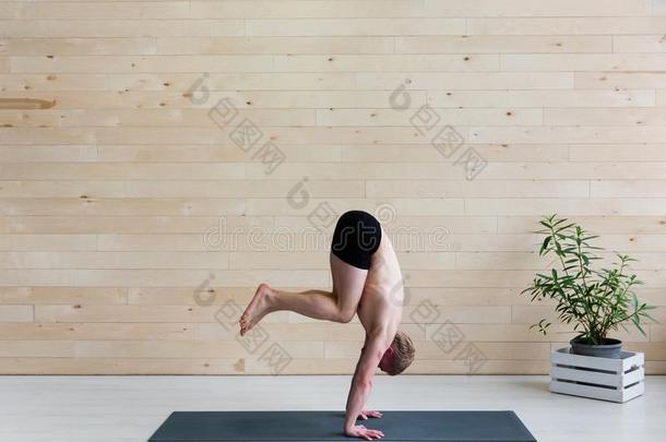 像运动家的男人练习<strong>瑜伽倒立</strong>瑜珈的任何一种姿势阿多穆卡Vriksh瑜珈的任何一种姿势