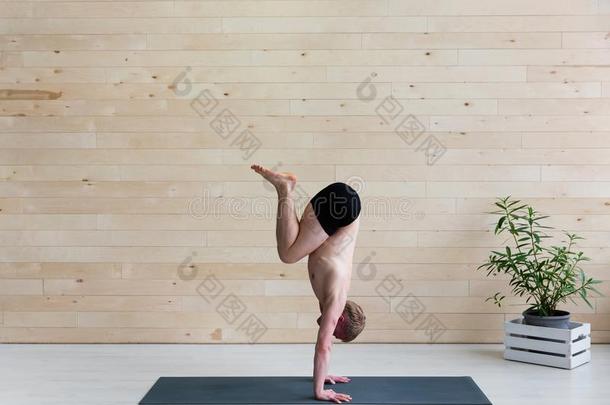像运动家的男人练习瑜伽倒立<strong>瑜珈</strong>的任何一种姿势阿多穆卡Vriksh<strong>瑜珈</strong>的任何一种姿势