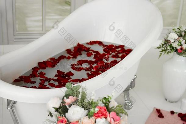 白色的沐浴和玫瑰花瓣.迷人的一沐浴和玫瑰s.