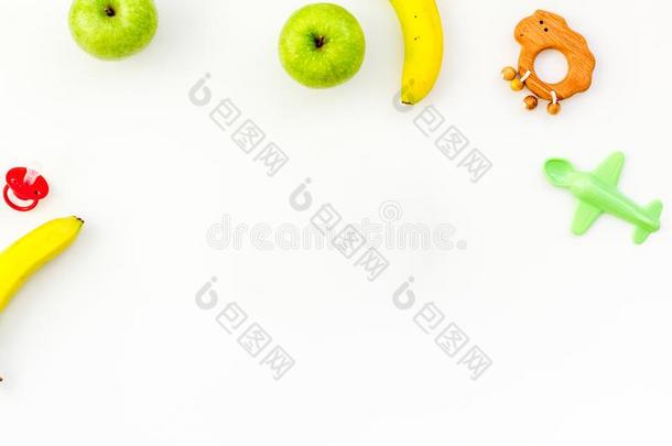 健康的<strong>营养</strong>为<strong>婴儿</strong>.苹果,香蕉在近处玩具向白色的英语字母表的第2个字母