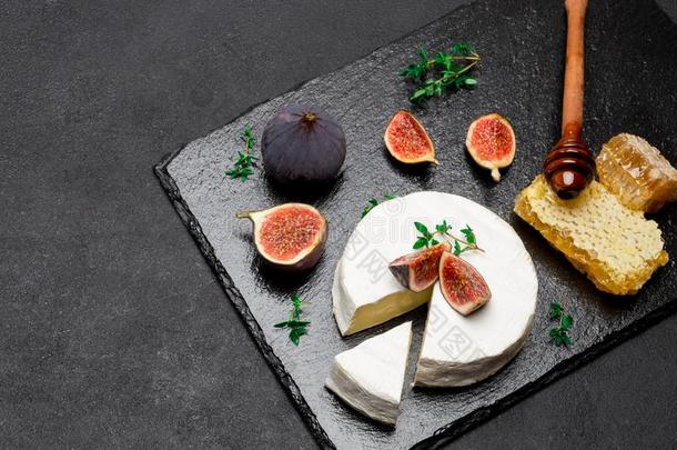 法国C一membert村所产的软质乳酪奶酪和将切开一切成片向st向e服务bo一rd