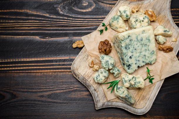 切成片关于法国的羊乳干酪奶酪向木制的板