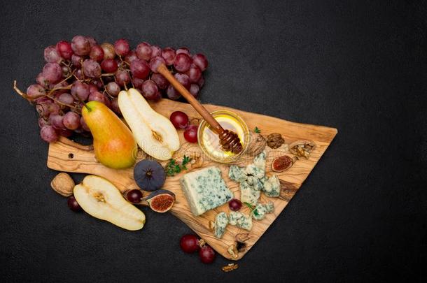 切成片关于法国的羊乳干酪奶酪和梨向木制的板