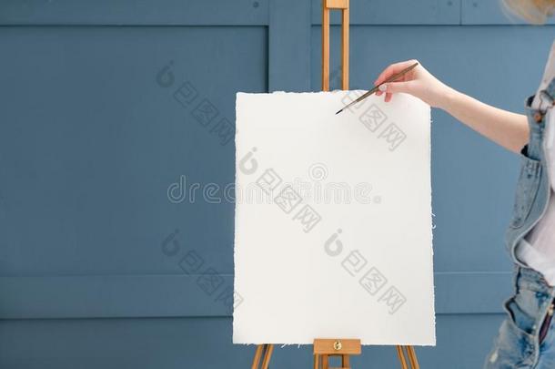 绘画教训艺术班颜料学校空白的纸
