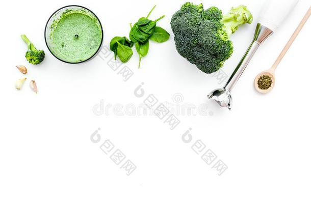 烹调绿色的乳霜汤和蔬菜.花椰菜,香料,掺和器