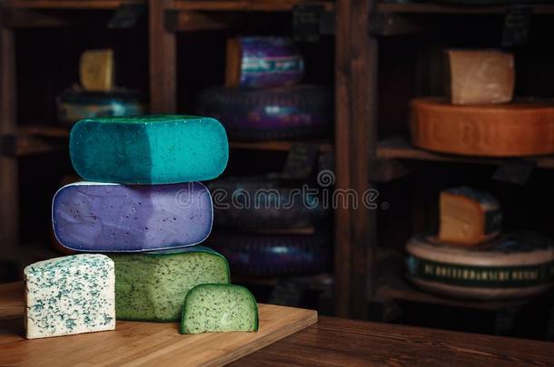 木制的板和各种各样的种类关于美味的奶酪蓝色绿色的英语字母表的第22个字母