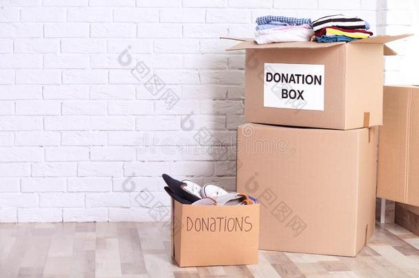 捐赠盒和鞋子和衣服