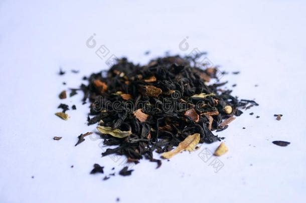 黑色物质茶水和花花瓣