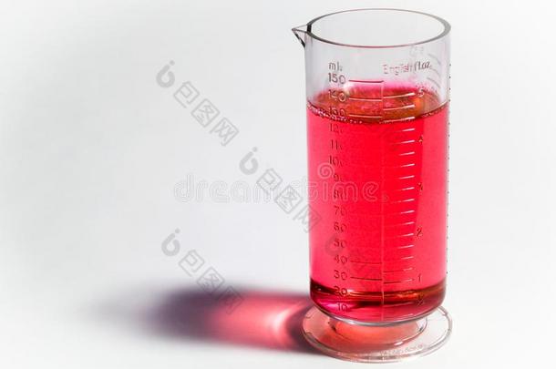 <strong>高脚杯</strong>或瓶和<strong>红色</strong>的液体向白色的背景