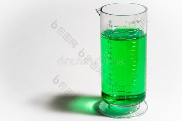 高脚杯或瓶和绿色的液体向白色的背景